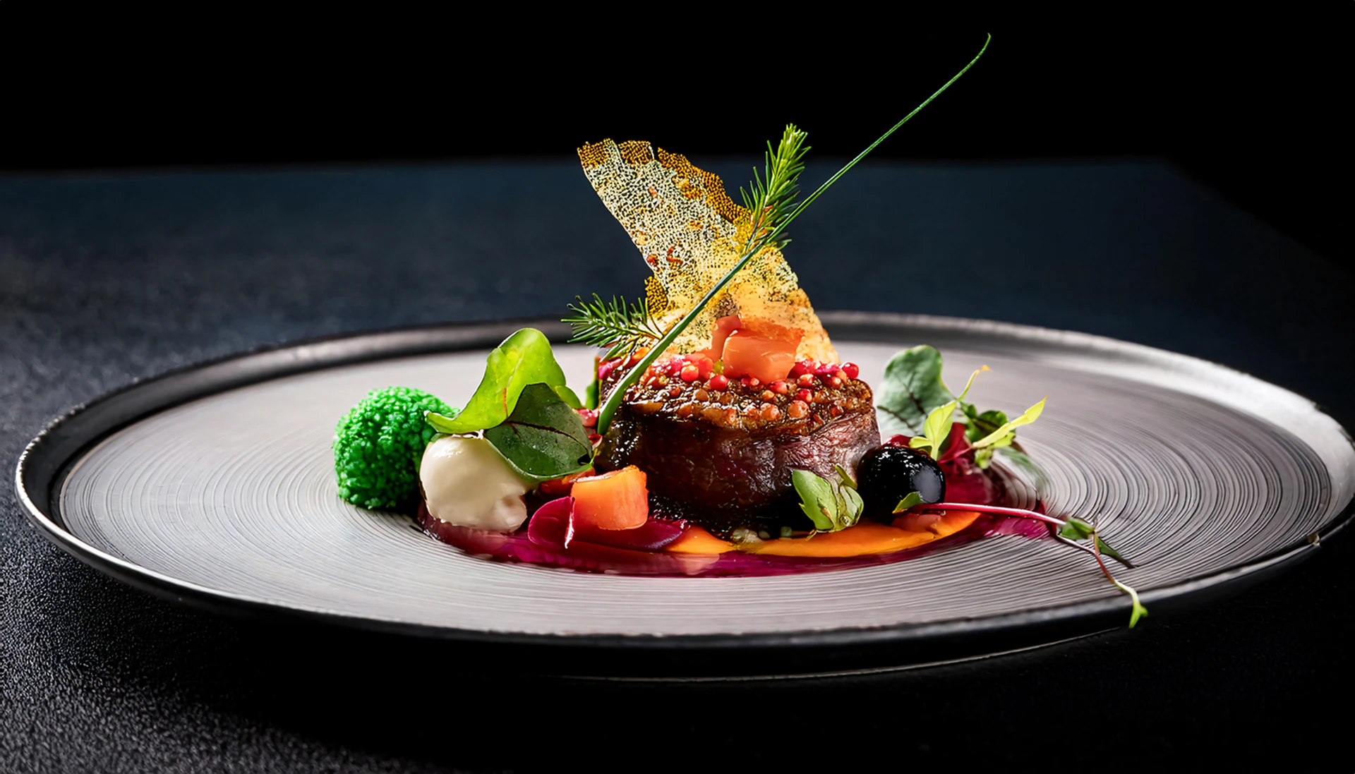 Eleganckie wnętrze Restauracji Natura — ciepłe drewno i kamień